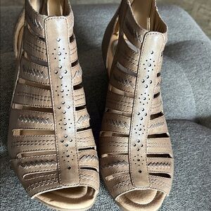 Earth Vela  Leather Women’s Brown Wide Zipper Gladiator Sandals new without box